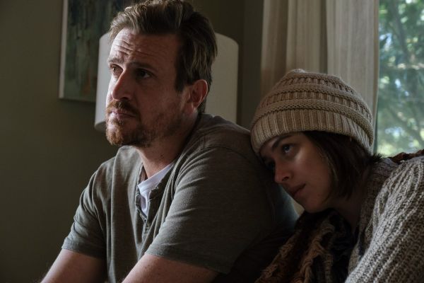 Jason Segel y Dakota Johnson en El Amigo (Our Friend). Crítica de la película.