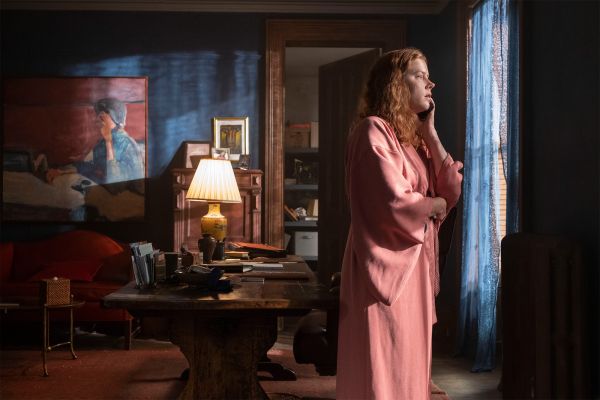Imagen de conclusión de la película, "La Mujer en la Ventana" (The Woman in the Window) con Amy Adams. Crítica online.