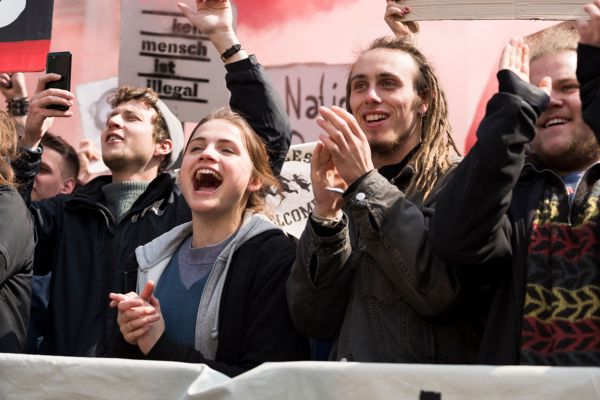 Fotografía de la película "Y Mañana el Mundo Entero" (Und morgen die ganze Welt). Crítica y reseña.