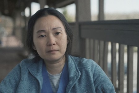 Hong Chau en una escena de la dolorosa película La Ballena (The Whale) de Darren Aronofsky. Crítica y review.