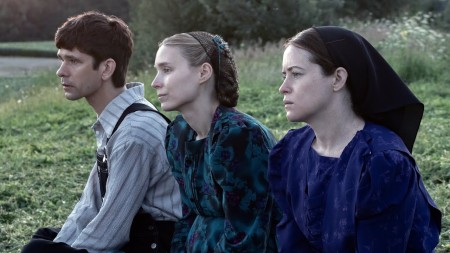 Escena de la película Women Talking (‘Ellas Hablan’ en español) con Rooney Mara, Claire Foy y Ben Whishaw.
