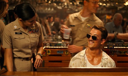 Escena amistosa y de comedia entre Miles Teller y Monica Barbaro en la película Top Gun: Maverick.