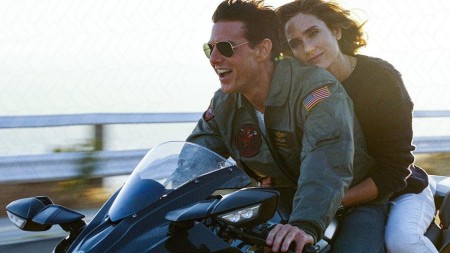 Escena romántica de la película Top Gun: Maverick con Jennifer Connelly y Tom Cruise.