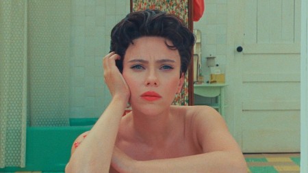 Scarlett Johansson en "Asteroid City" de Wes Anderson, una de las películas nominadas a la Palma de Oro en el Festival Internacional de Cine de Cannes, en 2023.