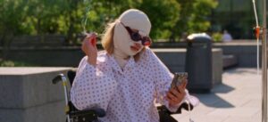 Sick of Myself es una de las mejores películas europeas para ver online en 2023. Es graciosa, irreverente y original. Portada del artículo dedicado al cine europeo.