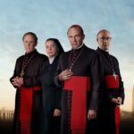 "Cónclave" es una película de suspense dirigida por Edward Berger y estelarizada por Ralph Fiennes. Es de las películas más exitosas y conocidas en 2025.