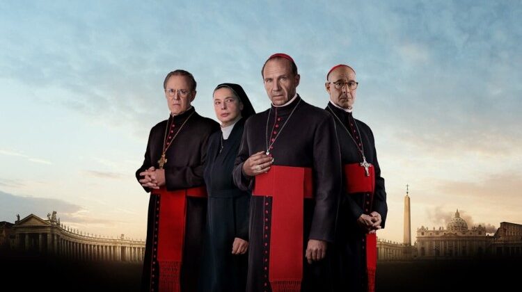 "Cónclave" es una película de suspense dirigida por Edward Berger y estelarizada por Ralph Fiennes. Es de las películas más exitosas y conocidas en 2025.