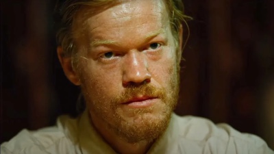 Jesse Plemons es una escena de la película Bugonia de Yorgos Lanthimos con Emma Stone. Crítica del filme.
