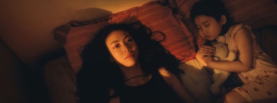 Escena de la película "La Chica Zurda" con Ma Shih-Yuan y Nina Ye. Crítica de esta obra escrita por Sean Baker.