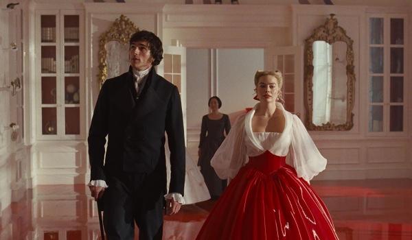 Escena de la película Cumbres Borrascosas con Jacob Elordi y Margot Robbie. Crítica de cine.