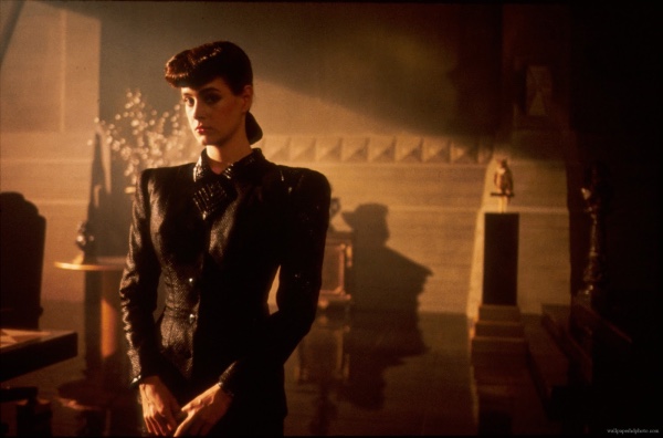 Escena de la película Blade Runner con Sean Young. Crítica Retro.